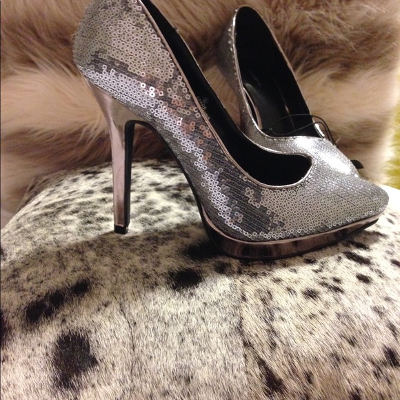 silver metallic sequinned heels - Picture 5 of 7
